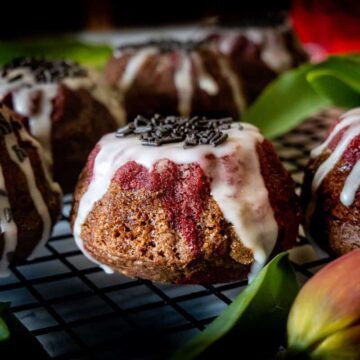close up marbled chocolate bundt cake