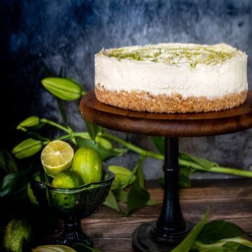 featured image mojito cheesecake on stand