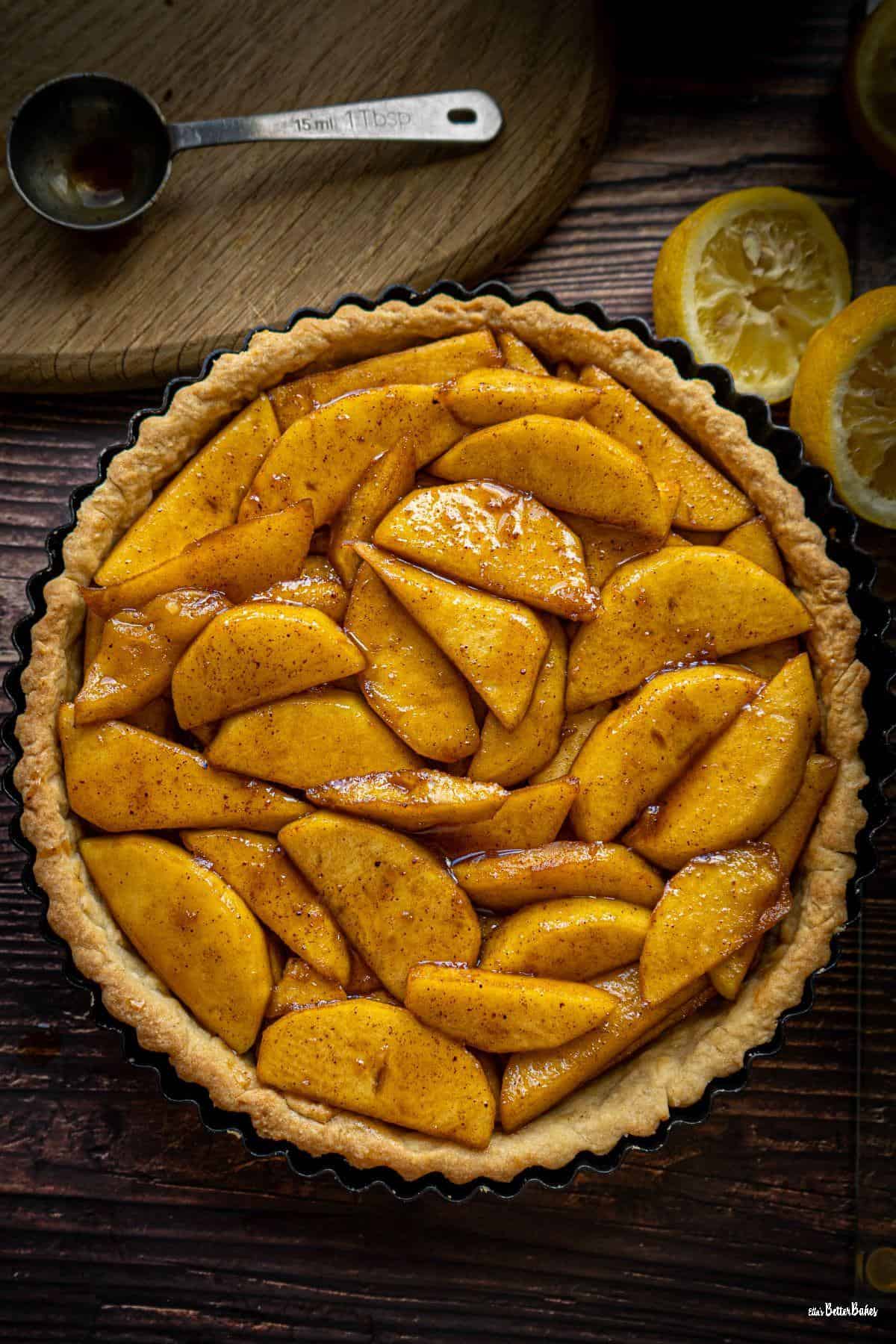 apple slices in pie crust