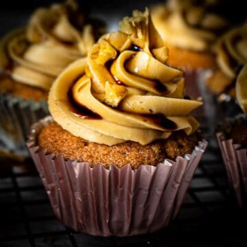 featured image coffee and walnut cupcake